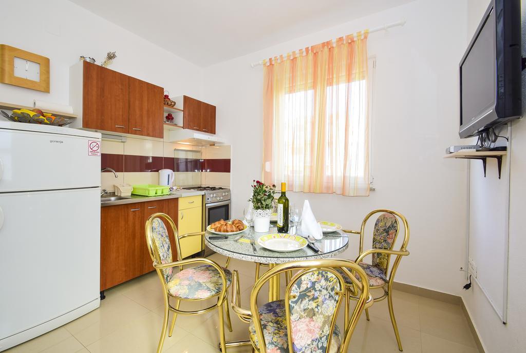 Amadrian Apartments Šibenik Rum bild